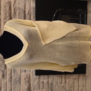 POL Yellow Knit V-Neck Quarter Sleeve Sweater. Size Small